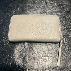 gray women’s wallet